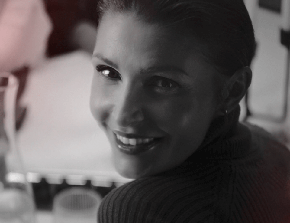 Titelbild, lächelnde Frau in Schwarz-Weiß fotografiert