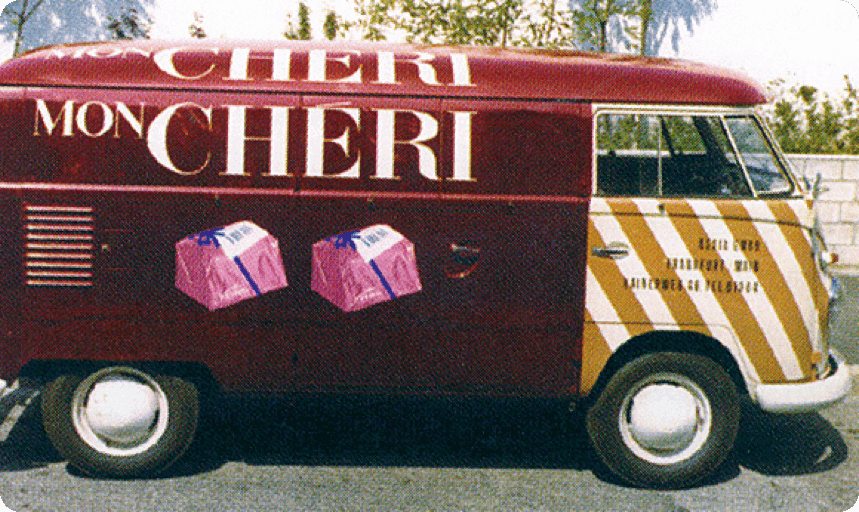 Hinterer Teil eines Kleinbusses mit Mon Chéri-Abbildung
